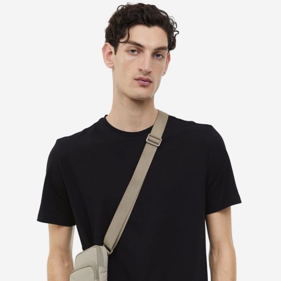 NWT H&M Black Slim Fit Round-necked T-Shirt (S) - Picture 2 of 3